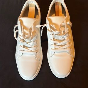 Banana Republic size 12 causal sneaker shoe.